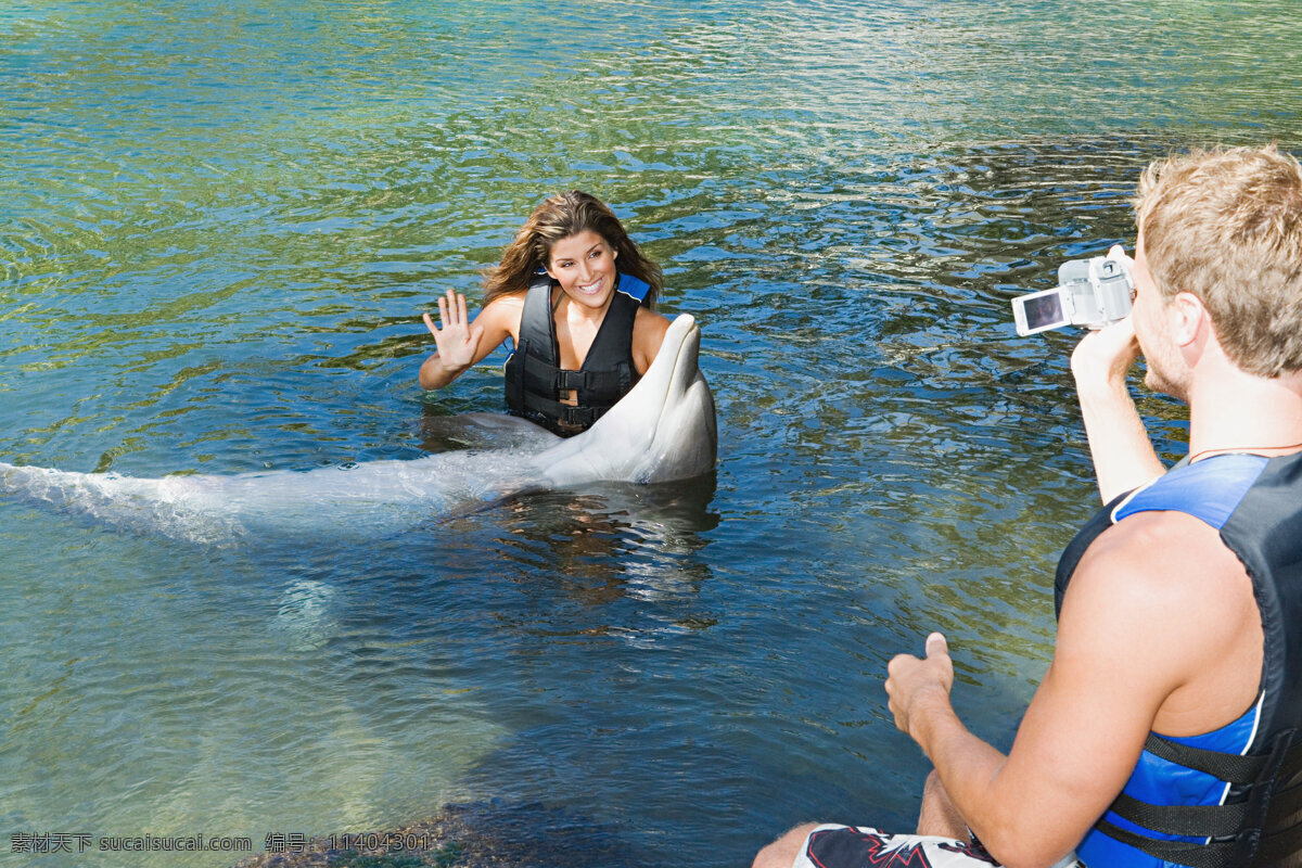 水中 拍照 夫妻 海豚 情侣 度蜜月 蜜月旅行 外国人物 生活人物 人物图片