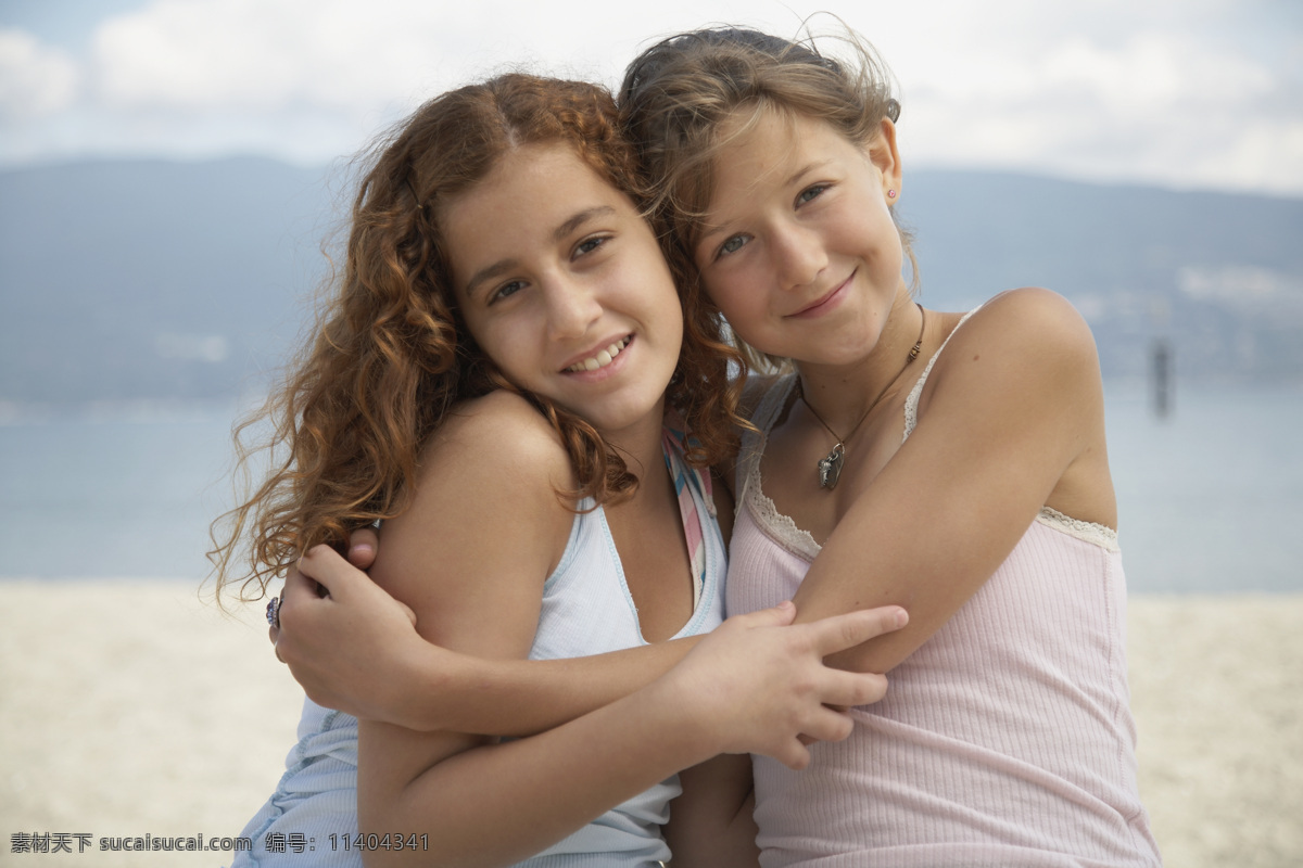 沙滩 上 小 美女 外国女孩 微笑女孩 小女孩 小美女 抱 一起 美女图片 人物图片