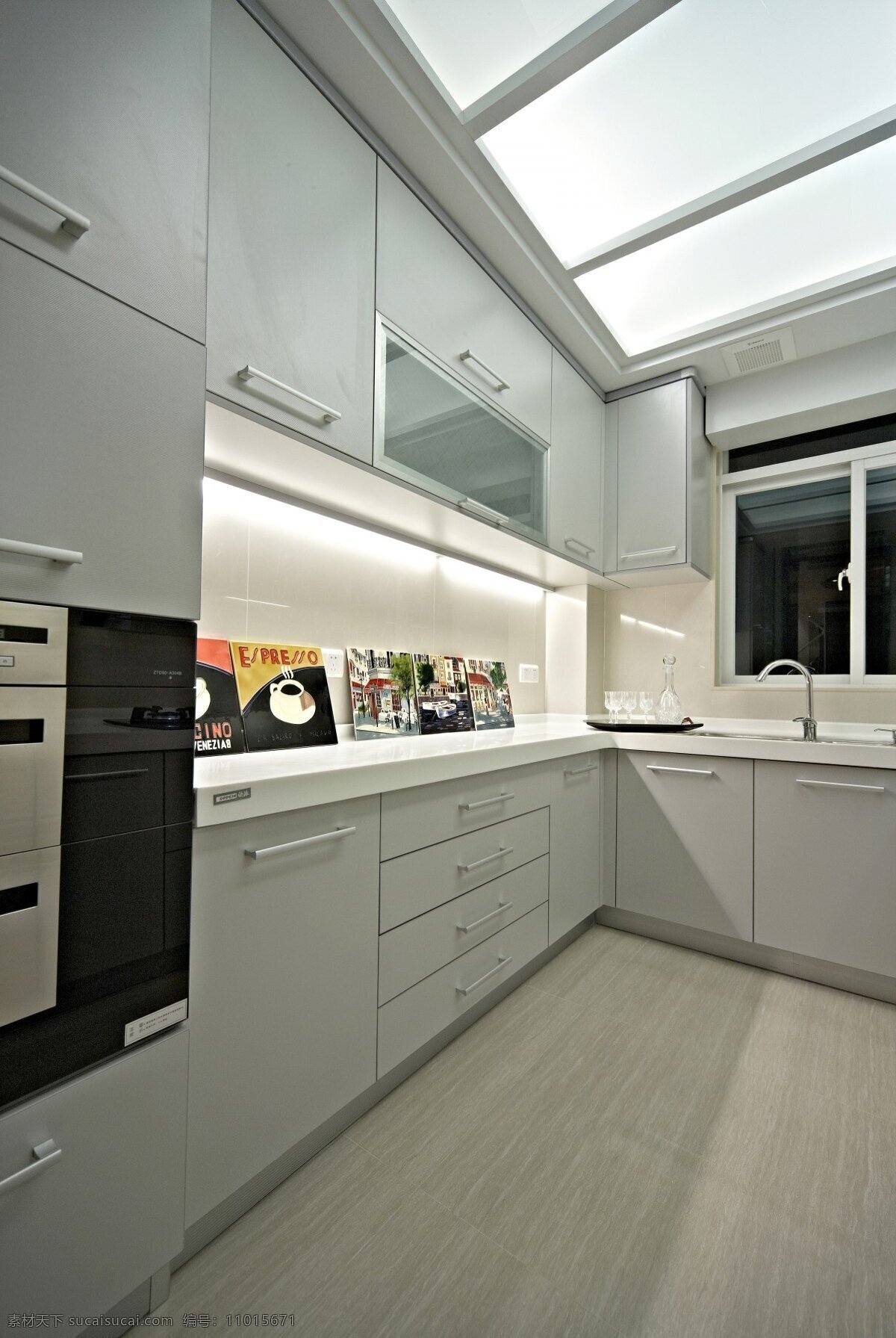 现代 简洁 厨房 纯色 调 室内装修 效果图 厨房装修 白色柜子 纯色地板 黑色柜子
