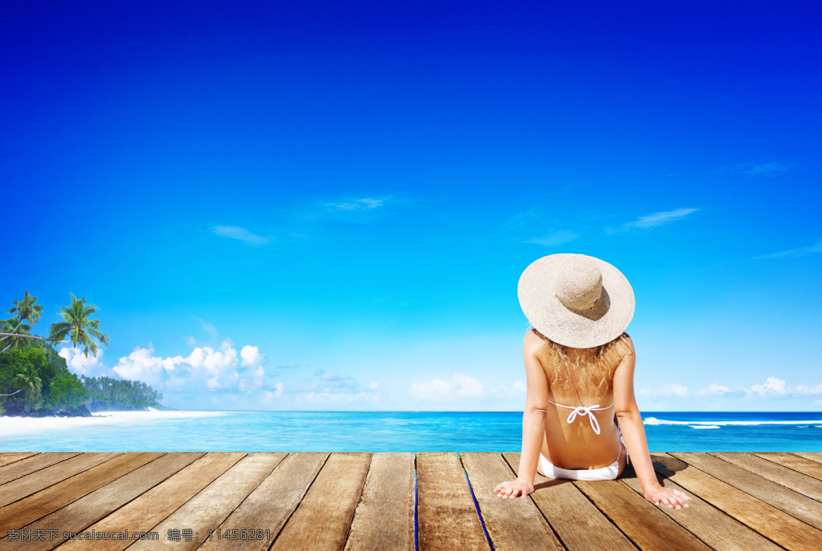 海边美女 椰树 沙滩 木地板 模特 夏季主题 遮阳帽 美女 蓝天 白云 海边小岛 自然美景 自然景观 自然风景
