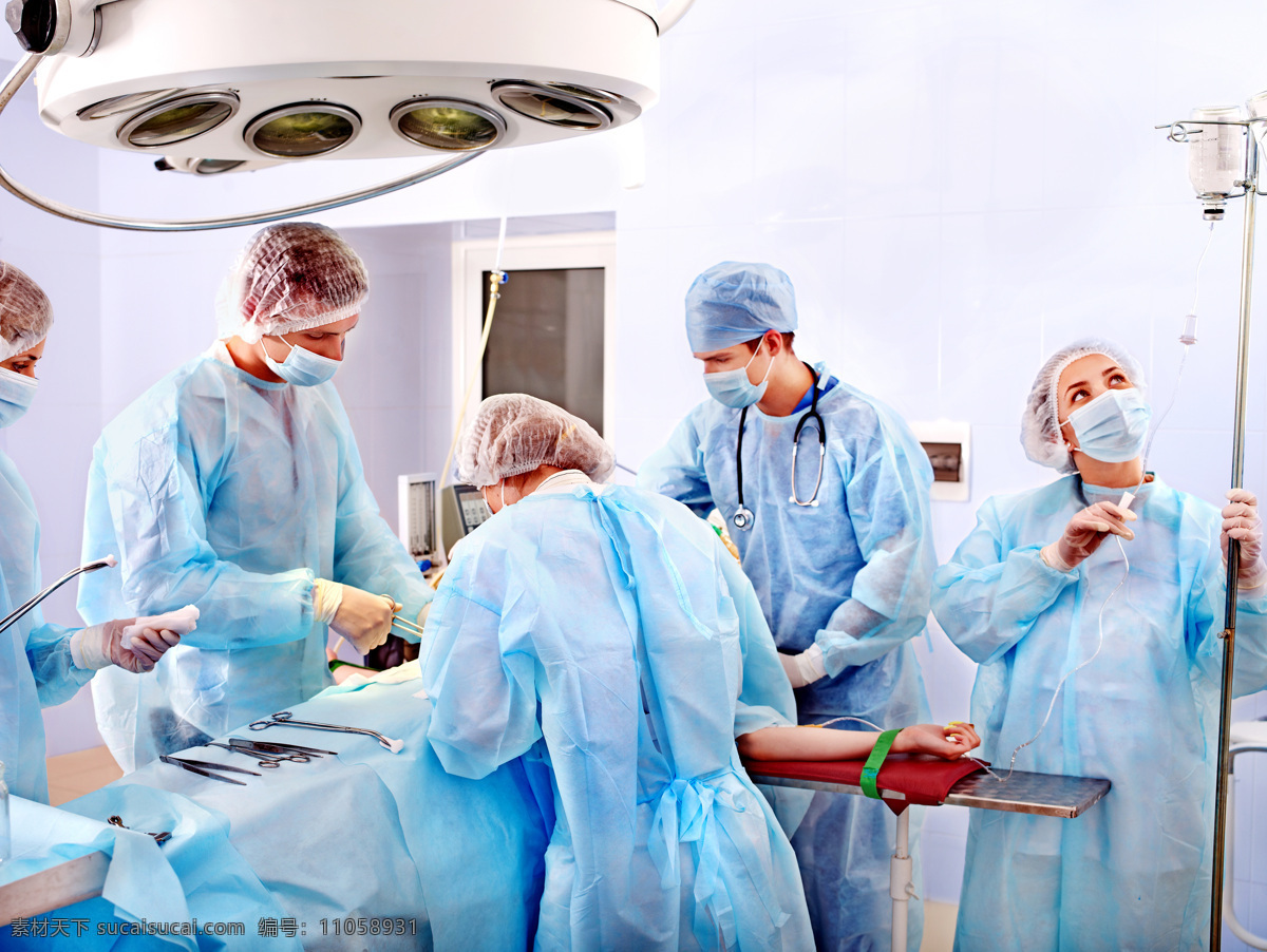 手术室 里 医生 人物 外国人物 大夫 工具 输夜 灯 医疗护理 现代科技