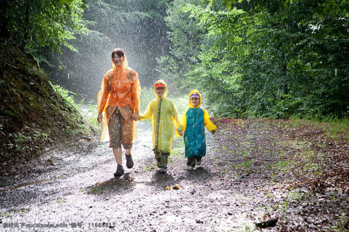 穿着 雨衣 走 路上 一家人 妈妈 孩子 雨中 淋雨 下雨 雨天 天气 生活人物 人物图片