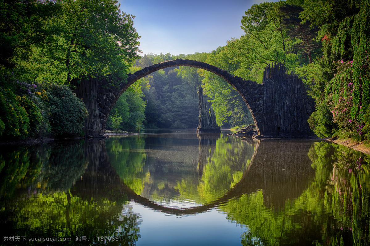 艺术拱桥 绿色 拱桥 野外 背景 艺术 湖面 自然景观 山水风景
