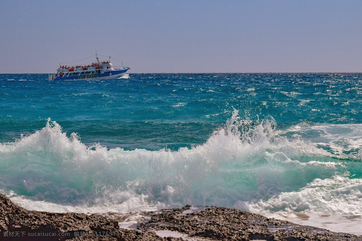 汹涌的大海 海 波 砸 喷雾 泡沫 能源 权力 风景 船 地平线 旅游 阿依 塞浦路斯 蓝色的能量 蓝色的船 蓝色的电源 大海 自然景观 自然风景