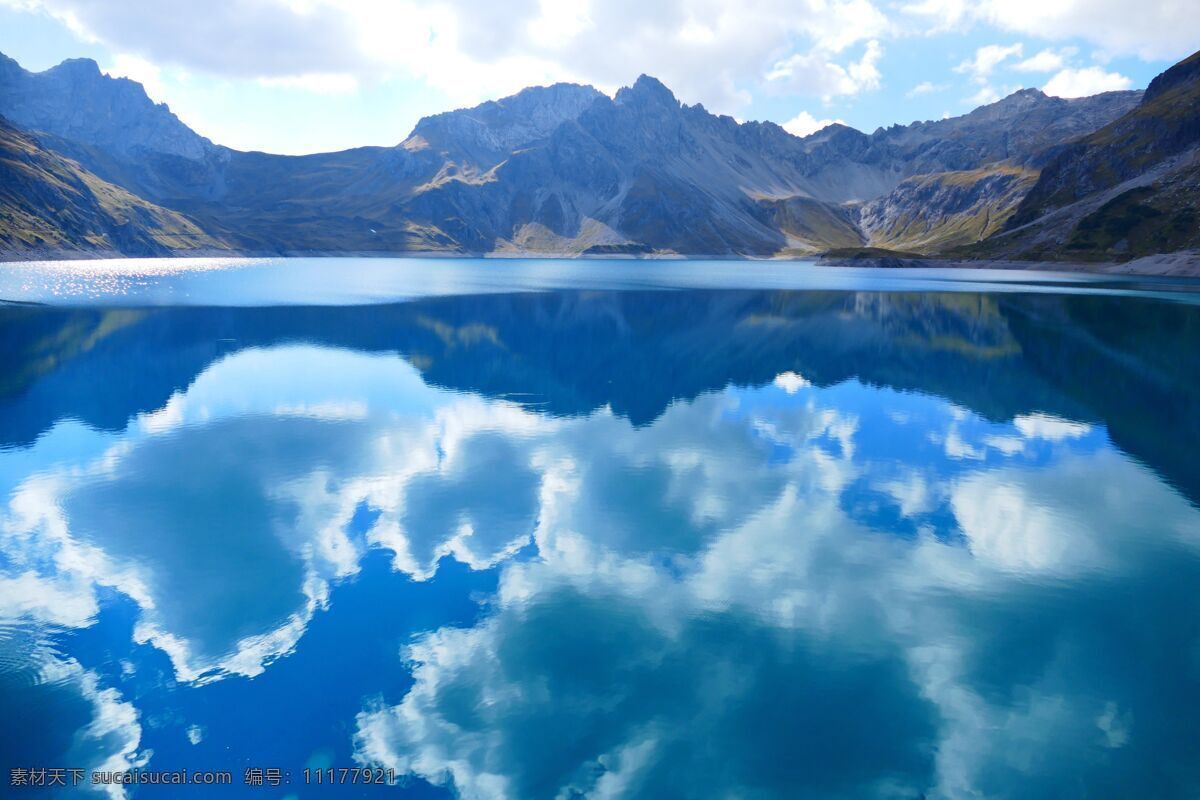 湖泊 中 倒影 云朵 高山 群山 天空 白云 河谷 自然风光 特写 自然景观 自然风景