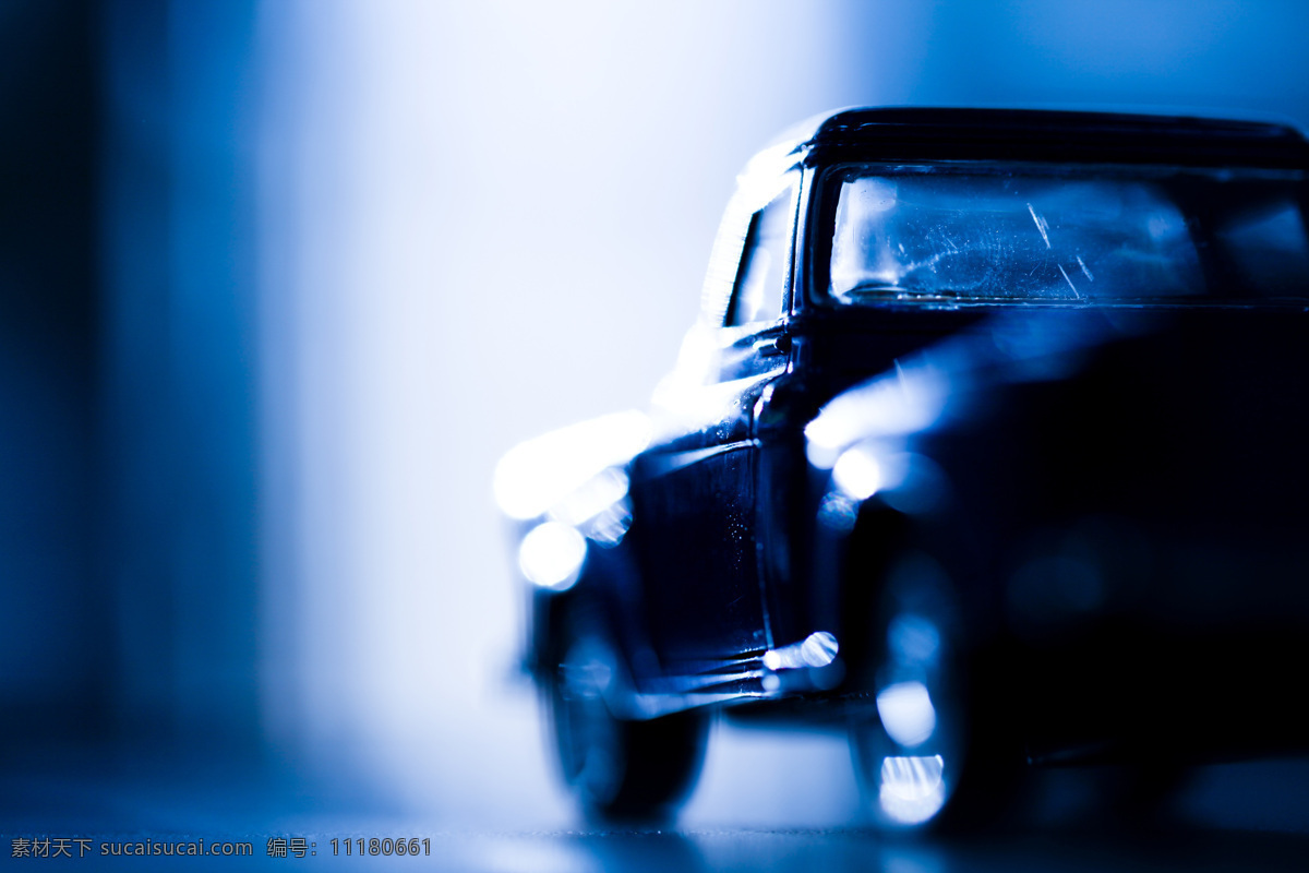 灯光 下 小车 蓝色 白色 闪光 汽车图片 现代科技