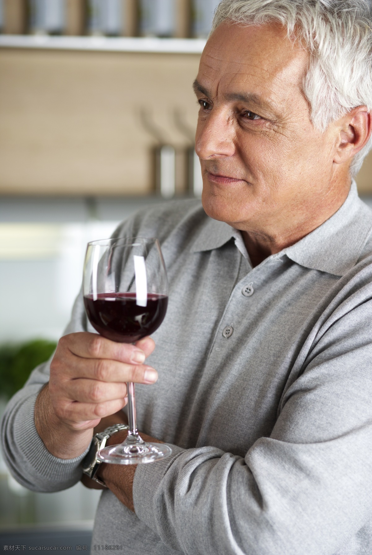 端 红酒 杯 男人 男性 生活人物 人物摄影 人物图片