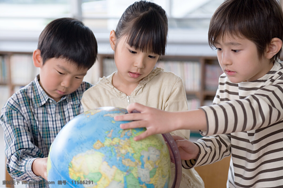使用 地球仪 孩子 横构图 亚洲 人物 黄种人 小学生 下一代 日本 学校 小学校 学校生活 课堂 家园 地球上的国家 学习 上课 手指 我的国家 国家和地区 学生 区域 地理 我们的家 高清图片 地球图片 环境家居