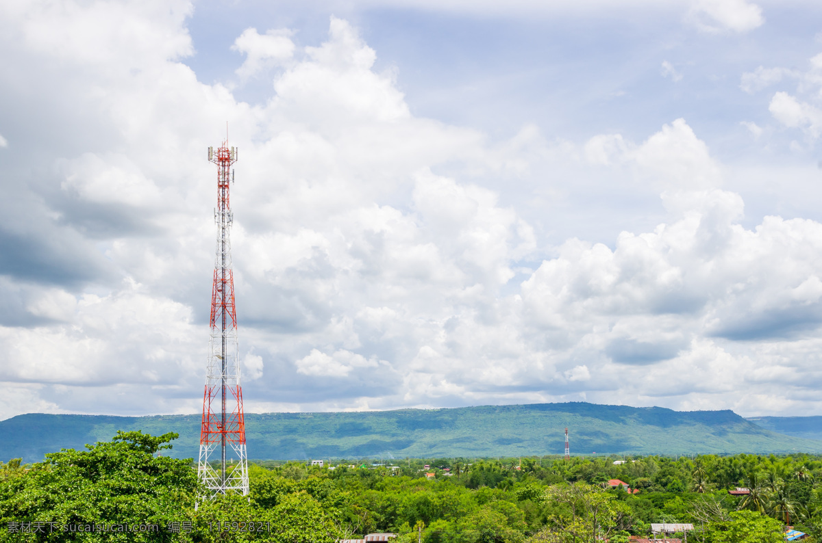 很高的铁塔 蓝天 铁架 卫星接收 信号塔 高科技 信息 接收器 白云 植物 通讯网络 现代科技 白色