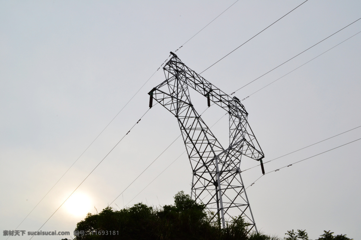 高压铁塔 高压 铁塔 蓝天 白云 背光 阴影 树 铁架 高压线 kv 千伏 工业生产 现代科技