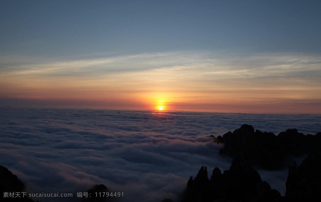 黄山日出 日出 初升的太阳 唯美的太阳 黄山风光 黄山旅游 黄山美景 旅游 云海 松树 高山 风景名胜 自然景观 安徽黄山 黄山秋色 黄山 安徽旅游景点 黄山景色 黄山山峰 山峰 自然风景