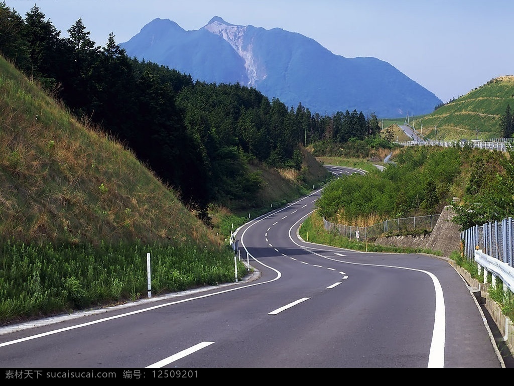 道路 大道 高速 蓝天 白云 高山 自然景观 自然风景 风景 摄影图库