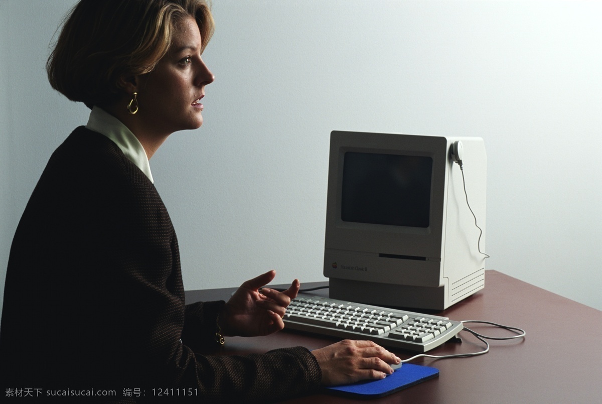 办公室 成功 电脑 工作 键盘 金发美女 美女 女性女人 商业女性 商业女人 职业女性 商业 人物 认真 商务 鼠标 人物图库 装饰素材 室内设计
