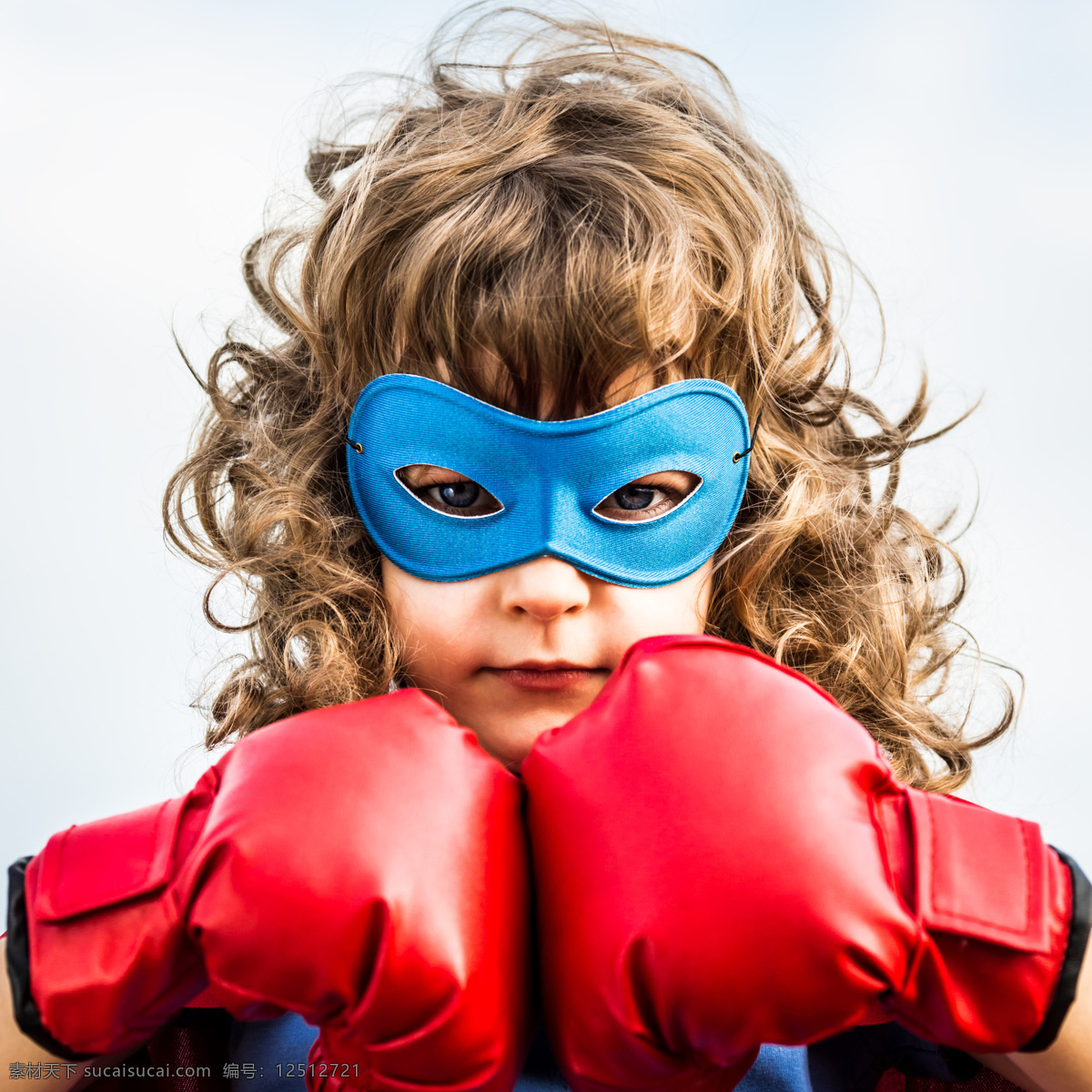 卷发 外国 儿童 拳击手套 戴面具的超人 小英雄 超级英雄 外国男孩 小男孩 儿童超人 披风 儿童图片 人物图片