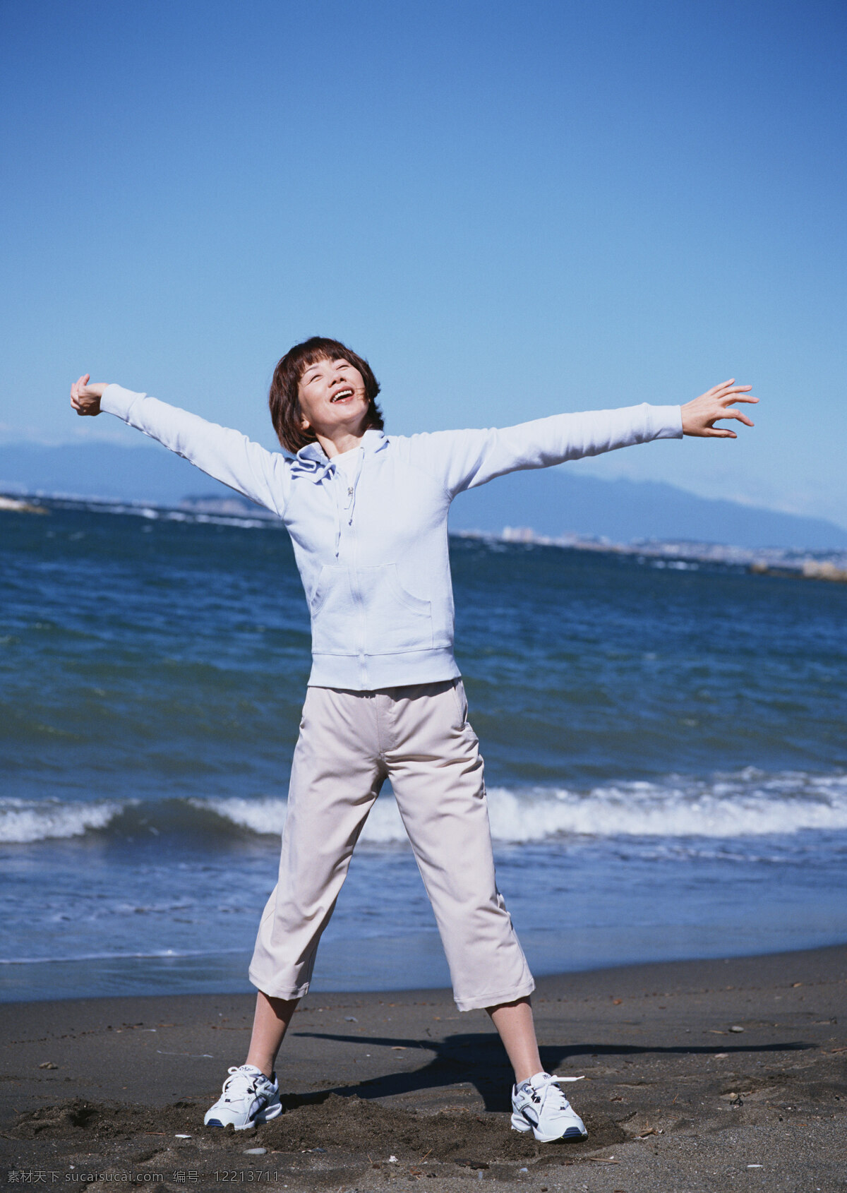 大海 锻炼 放松 妇女 海边 海浪 海滩 女人 女性 人物 中年人 休闲 微笑 笑容 伸腰 运动 中年 中年妇女 人物图库 老年人物 老年 生活照 摄影图库 psd源文件