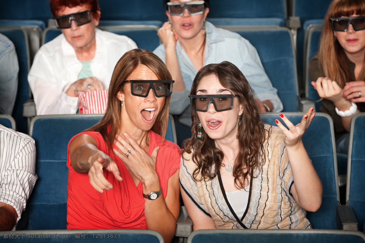 看 3d 电影 女人 人物 娱乐 休闲 看电影 电影院 3d电影 3d眼镜 真实 女性 惊讶 张嘴 伸手 手指 生活人物 人物图片