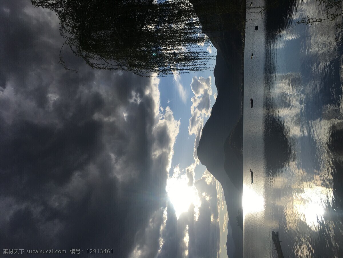 泸沽湖 风景图 背景 海景 天空 海水日落 蓝天 水中倒影 自然景观 自然风景 乌云密布 旅途风景 船 柳树 旅游摄影 国内旅游