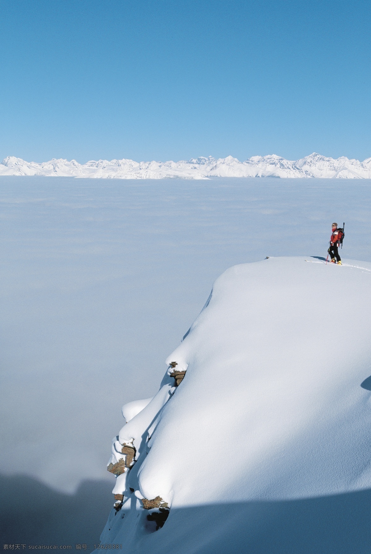 雪山 上 登山 运动员 高清 雪地运动 登山运动员 爬山 运动图片 生活百科 风景 摄影图片 高清图片 体育运动 蓝色