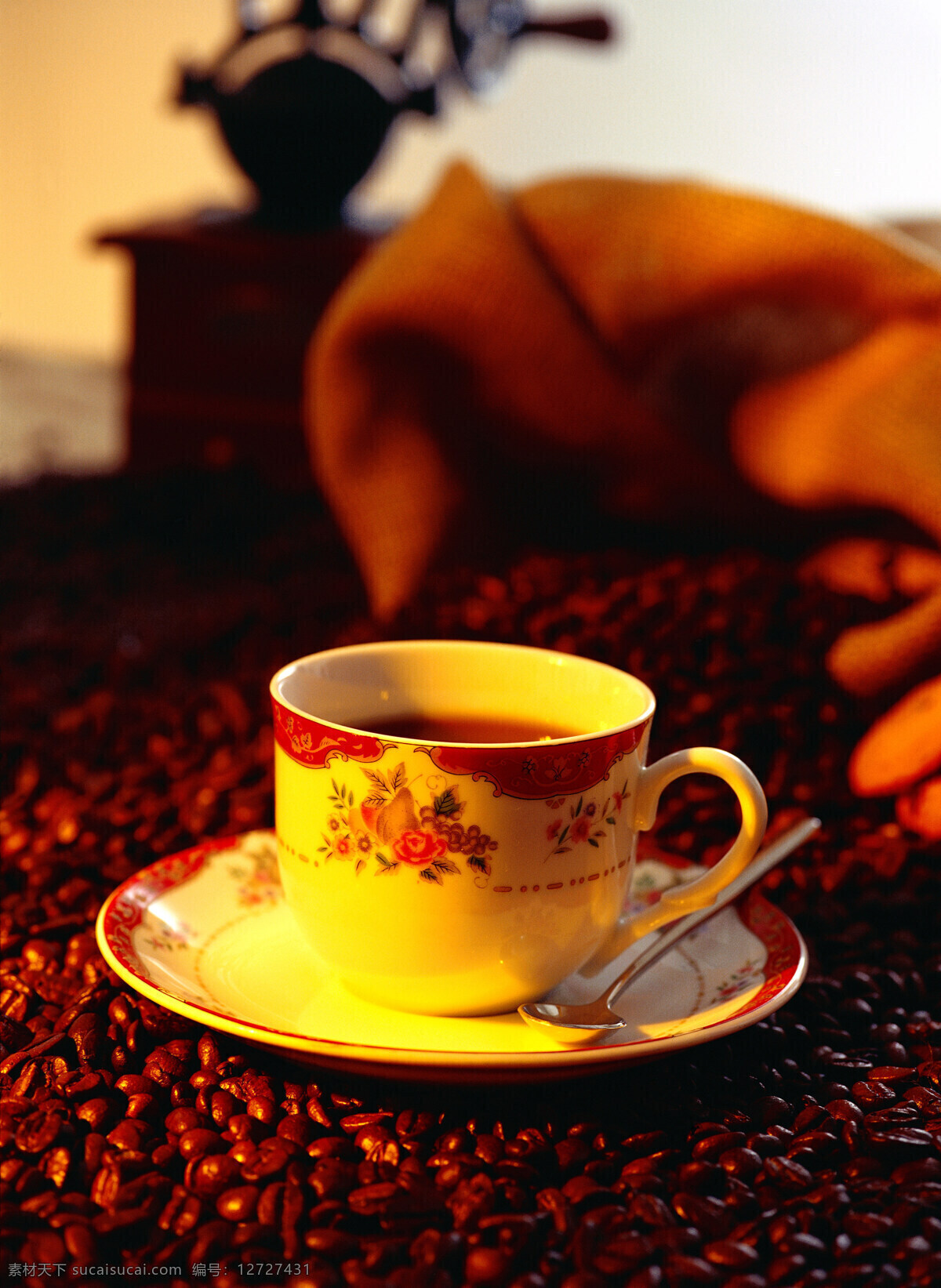褐色 咖啡豆 咖啡 一堆咖啡豆 颗粒 果实 饱满 许多 很多 coffee 浓香 托盘 杯子 勺子 麻袋 包装 铺垫 高清图片 咖啡图片 餐饮美食