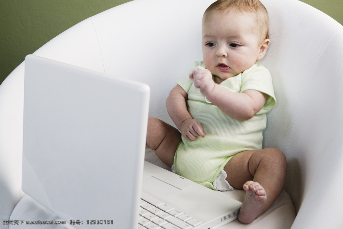 玩电脑 可爱 宝宝 外国儿童 婴幼儿 小宝宝 婴儿 beby 健康宝宝 幼教 电脑 宝宝图片 人物图片