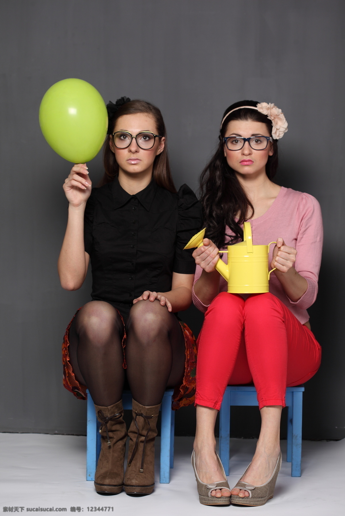 坐在 凳子 上 两个 女人 女性朋友 外国女性 时尚美女 女性生活 美女 朋友 休闲美女 坐着 拿着 气球 浇花水壶 美女图片 人物图片