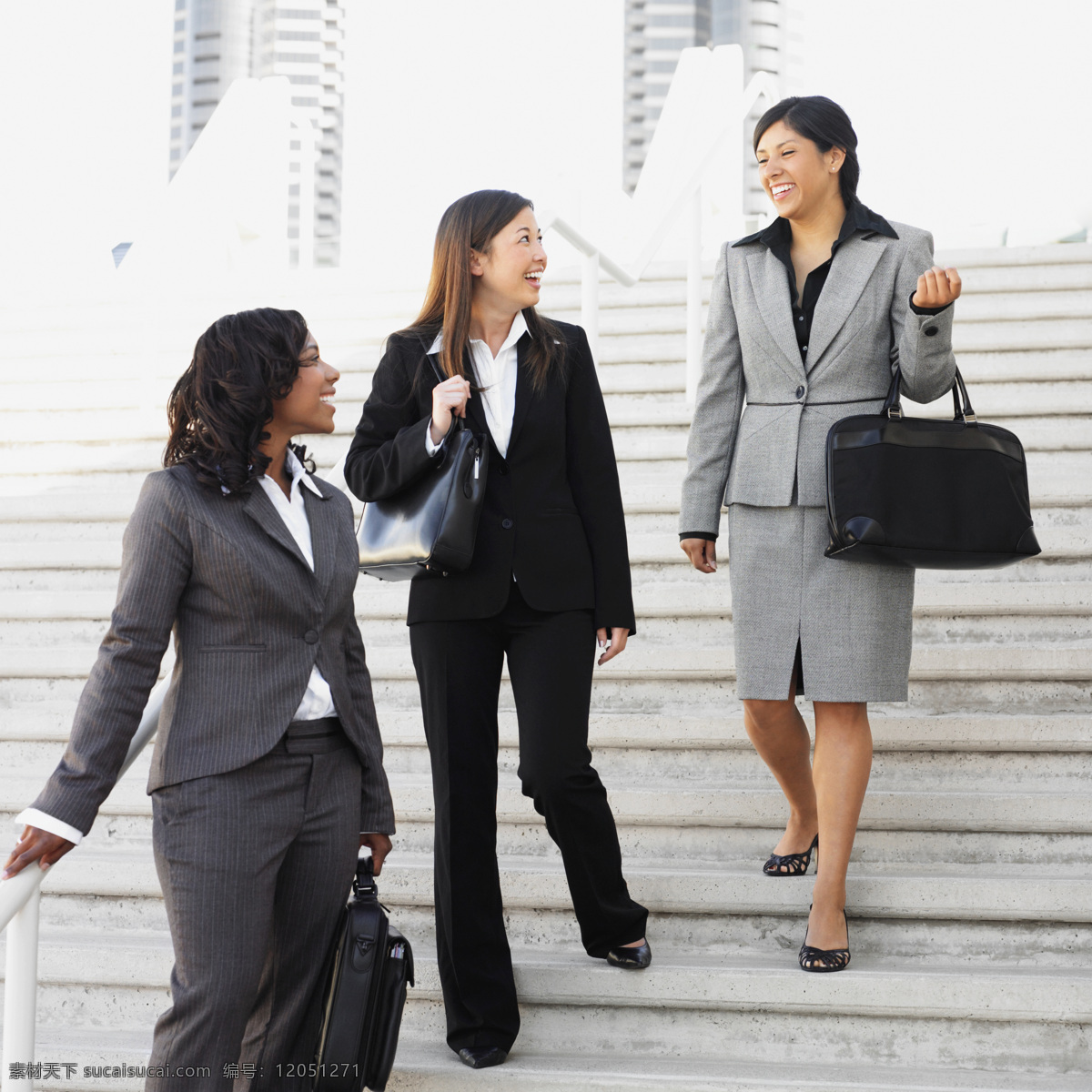 开心 交谈 三个 商务 女人 职业女人 正装女人 办公室职员 下楼梯 开心交谈 办公女人 商务人士 人物图片