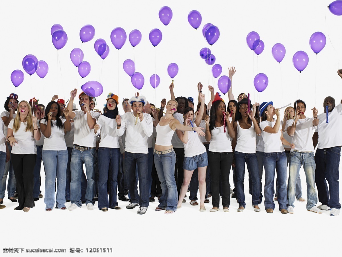 手 气球 人们 高清图片 外国 欧美 人物 人 站着 多个人 横构图 在一起 一群人 注视 观望 抬头 站立 牛仔裤 白色t恤 紫色气球 太帽子 化妆的人 吹魔圈的 戴帽子 休闲 生活人物 人物图片