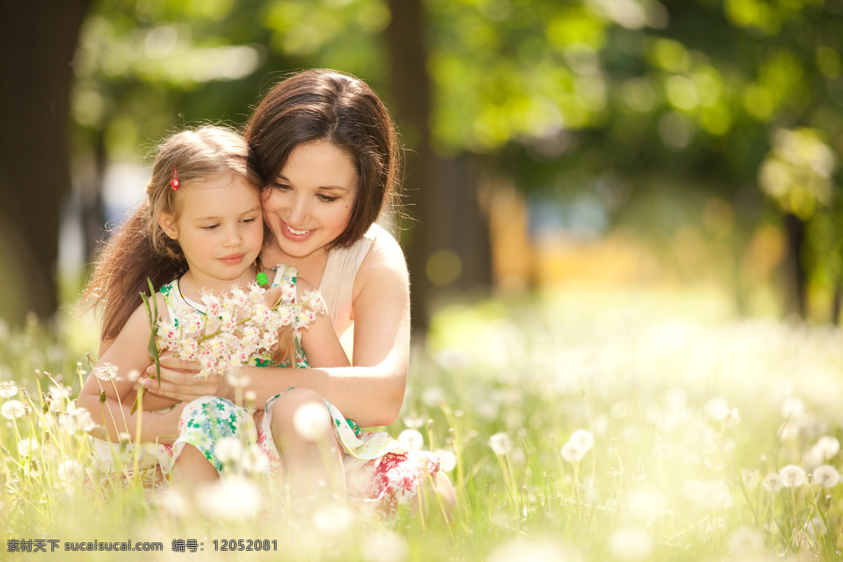 草地 里 母女 女人 儿童 孩子 植物 花朵 树 生活人物 人物图片