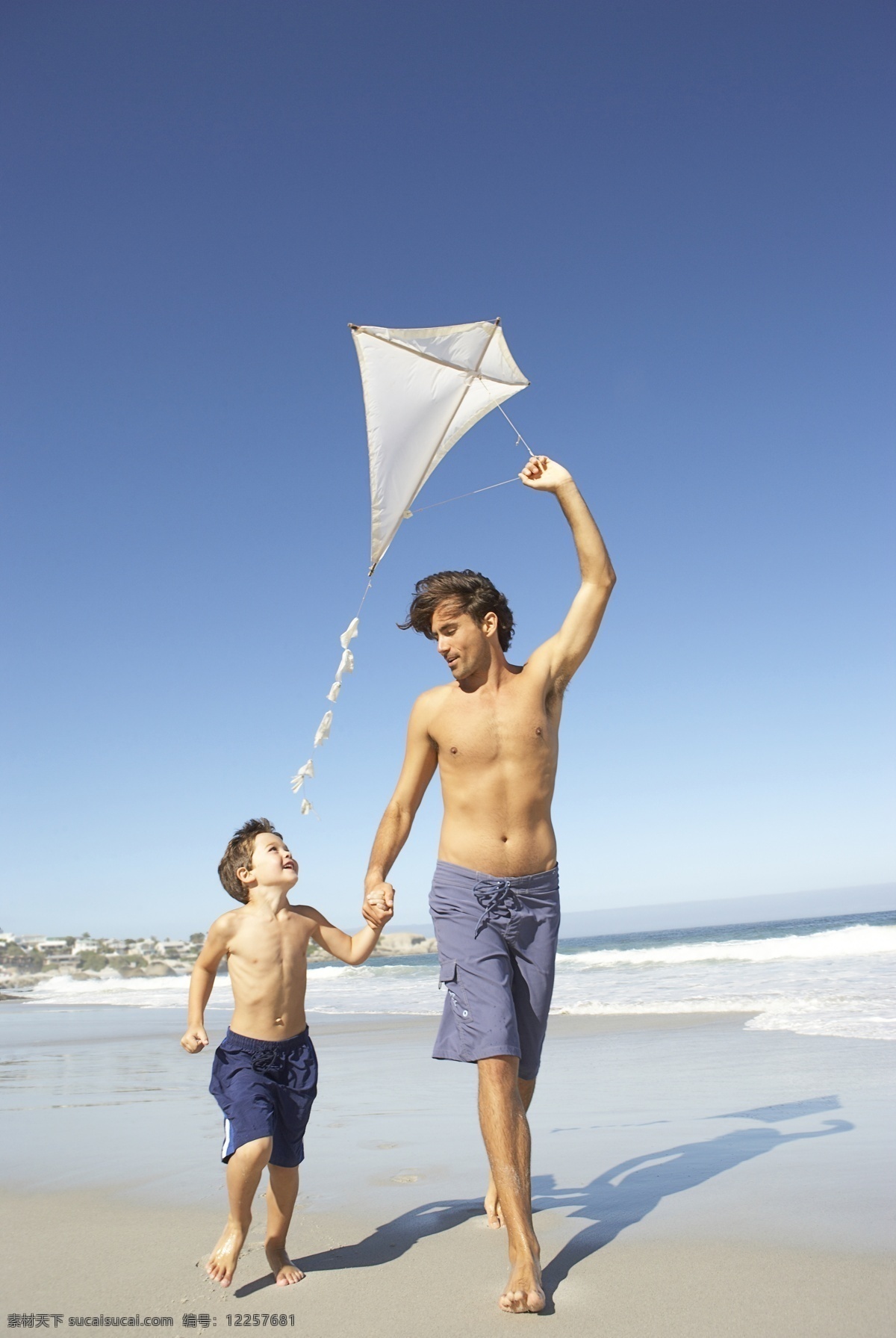 沙滩 上 放风筝 父子 人物 男性 外国男人 小男孩 玩耍 开心 海边 海浪 海天一色 幸福 生活人物 人物图库 人物图片
