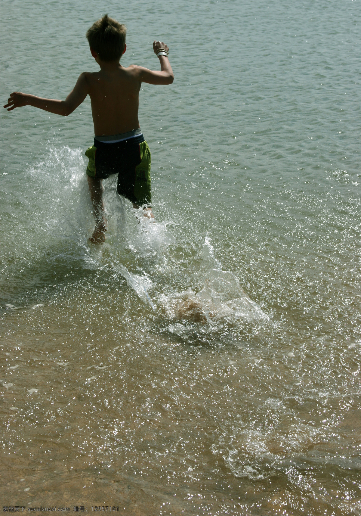 大海 儿童 海滩 海洋 男孩 人物图库 日常生活 沙滩 戏水 儿童戏水 小孩 嬉戏 游泳 人物相关素材