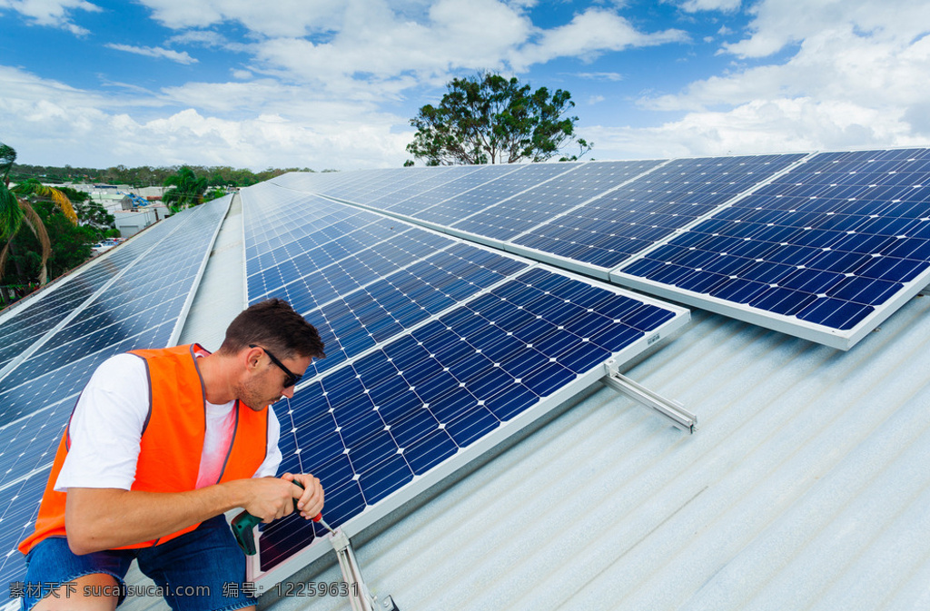 工人 安装 太阳能 板 蓝天白云 绿色能源 绿色电力 太阳能板 环保 蓝天 白云 工业生产 现代科技 自可再生能源 现代工业 阳光 光线 再生能源 环保能源