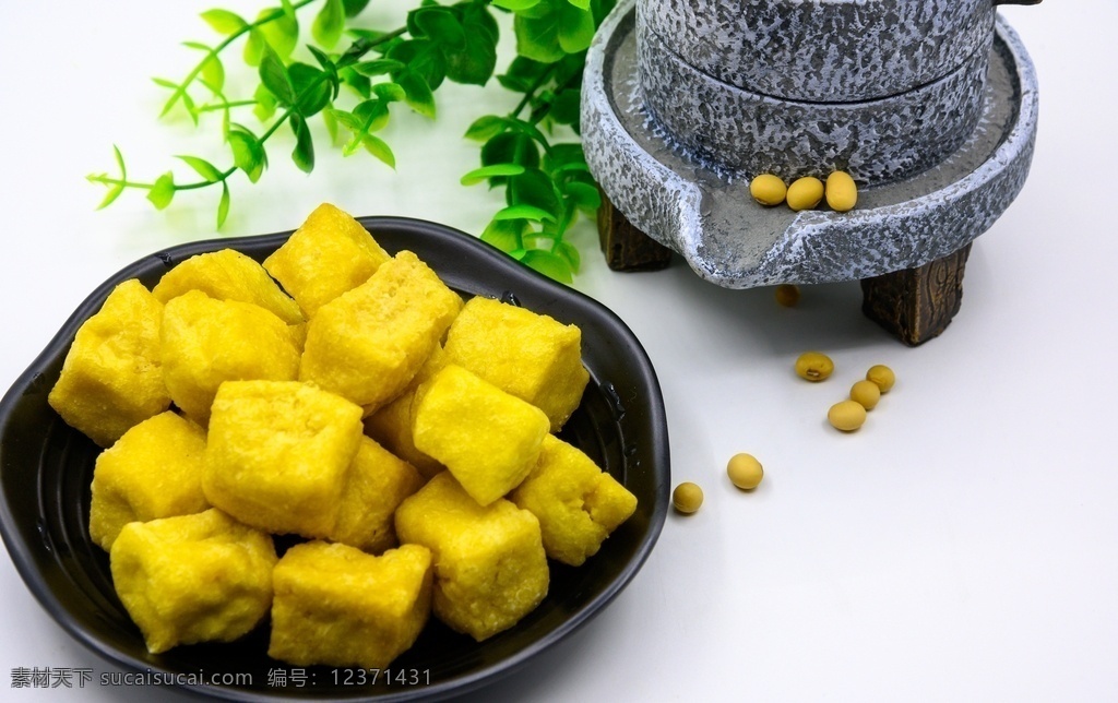 炸豆泡 豆泡 豆制品 油豆腐 豆腐泡 黄豆 豆子 豆类 黄豆制品 豆腐 油炸的 油炸豆腐 食物 食材 食品 食物原料 配料 中国食品 传统食品 营养 蛋白质 美味的 膳食 金黄色 中国菜 家常菜 里嫩外酥 素食 白色背景 绿叶 装饰 大量 堆放 容器 黑瓷盘 石磨模型 餐饮美食 传统美食