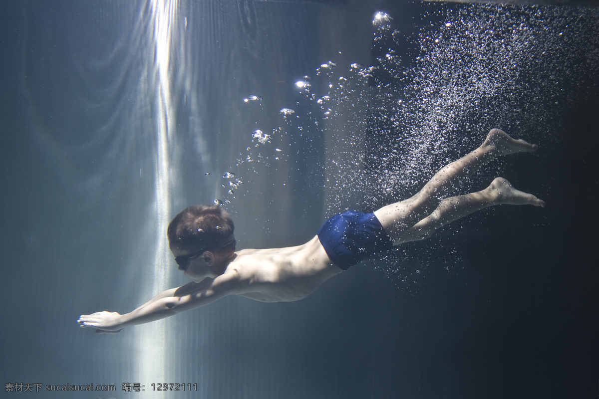 潜水 小 男孩 潜水的小男孩 儿童 运动员 游泳运动员 体育运动员 体育运动 体育运动项目 生活百科