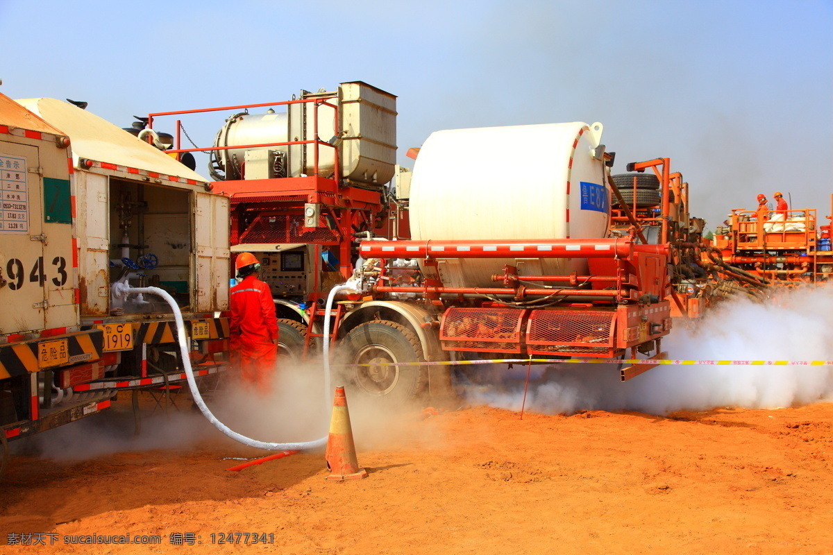 气举作业 石油 天然气 气田 天然气井 特种作业 压裂 气举 液氮 车辆 鄂尔多斯 呼吉尔特 毛乌素沙漠 工业生产 现代科技