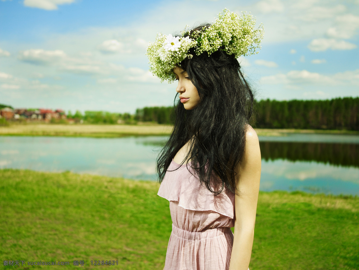 湖泊 草地 上 美女图片 美女写真 美女 女人 人物 人物素材 时尚美女 国外美女 生活人物 模特 人物图片