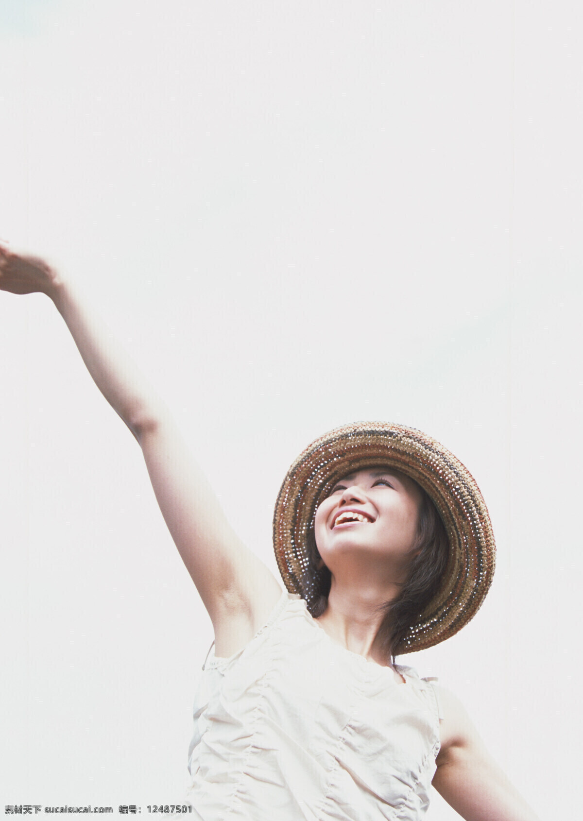 手指 天空 女性 假日 休闲 干净 明媚 户外 旅行 人物 意境 唯美 草帽 微笑 高兴 抬高手 美女图片 人物图片