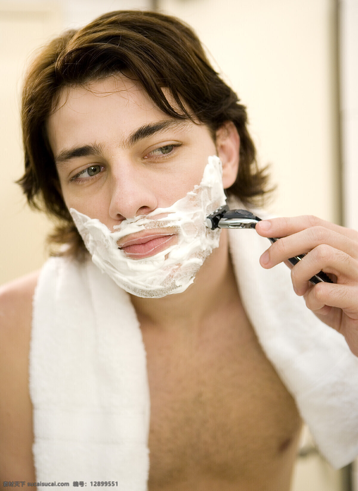 剃须刀 刮 胡须 男人 剃须啫喱 刮胡子 剃须 国外男人 魅力男人 人物图库 高清图片 男人图片 人物图片