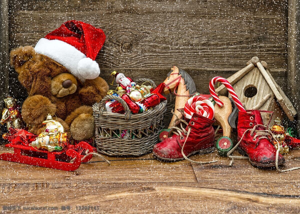 木板 上 圣诞 玩具 圣诞节 圣诞玩具 雪花 雪橇 小熊 木马 房子 儿童图片 人物图片