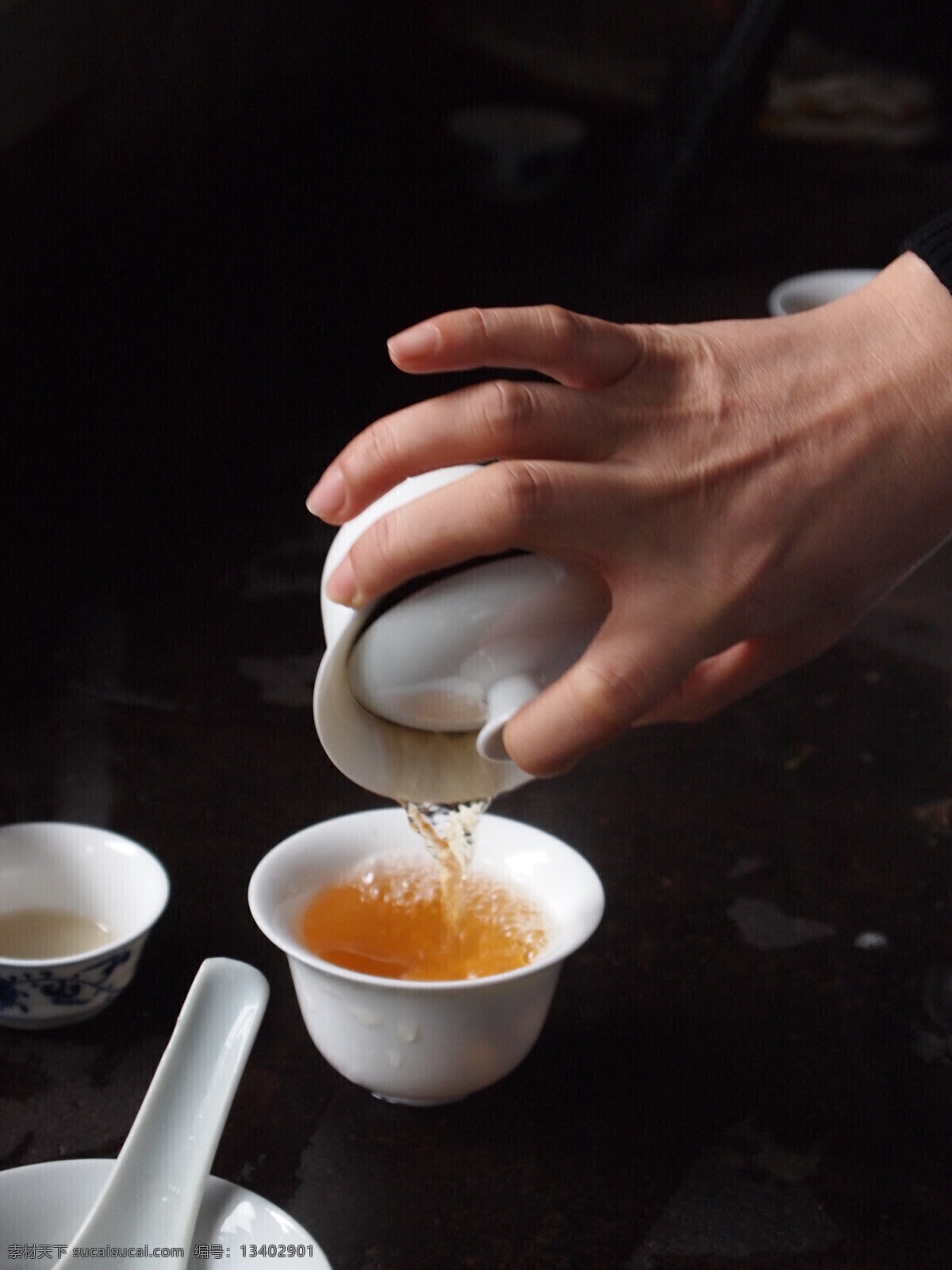 倒茶 茶 茶杯 盖碗 红茶 茶叶 岩茶 饮料酒水 餐饮美食