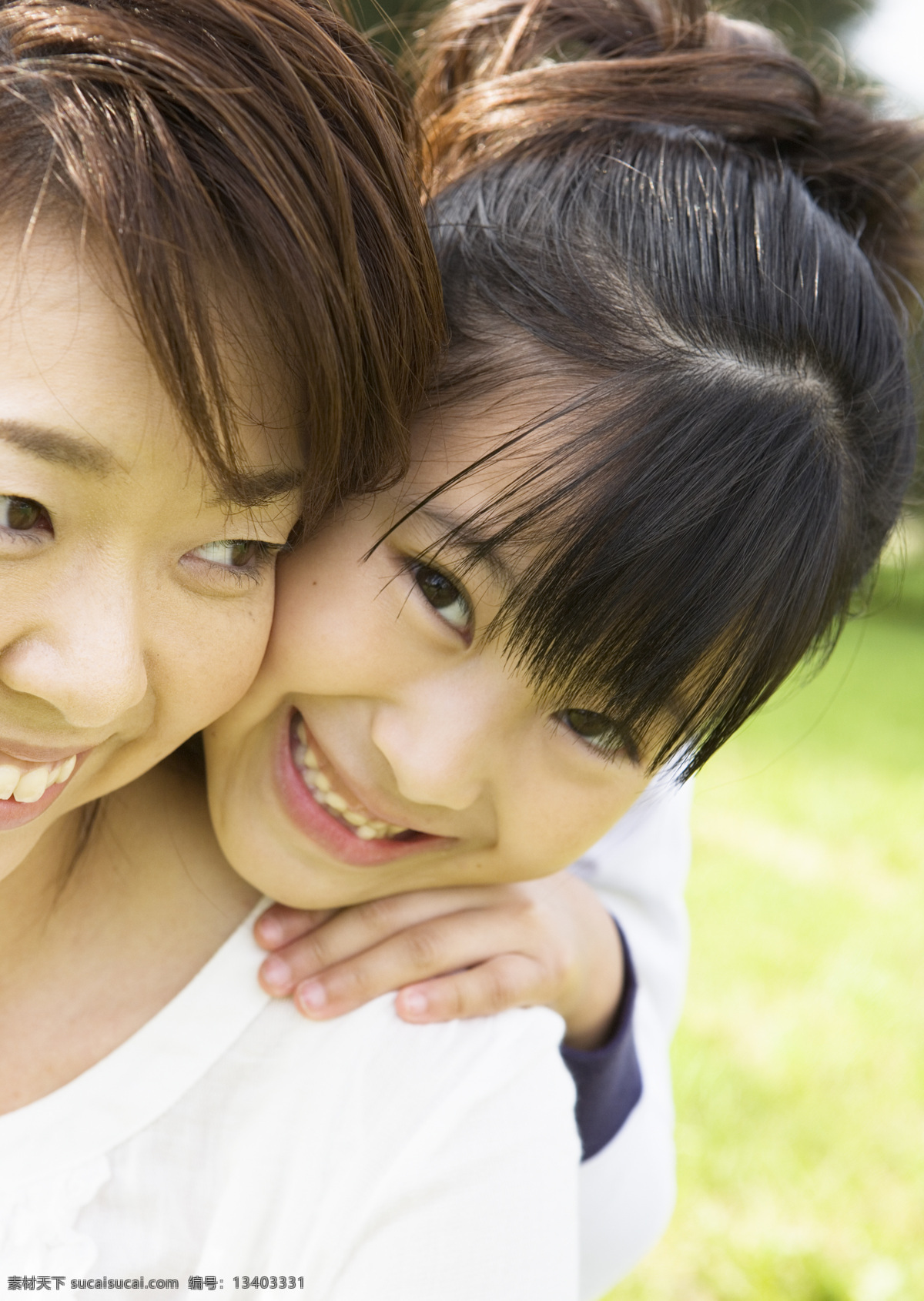 趴在 妈妈 肩膀 上 可爱 女孩 城郊家庭 儿童 开心 幸福 草地 草坪 绿色 摄影图片 高清图片 生活人物 人物图片