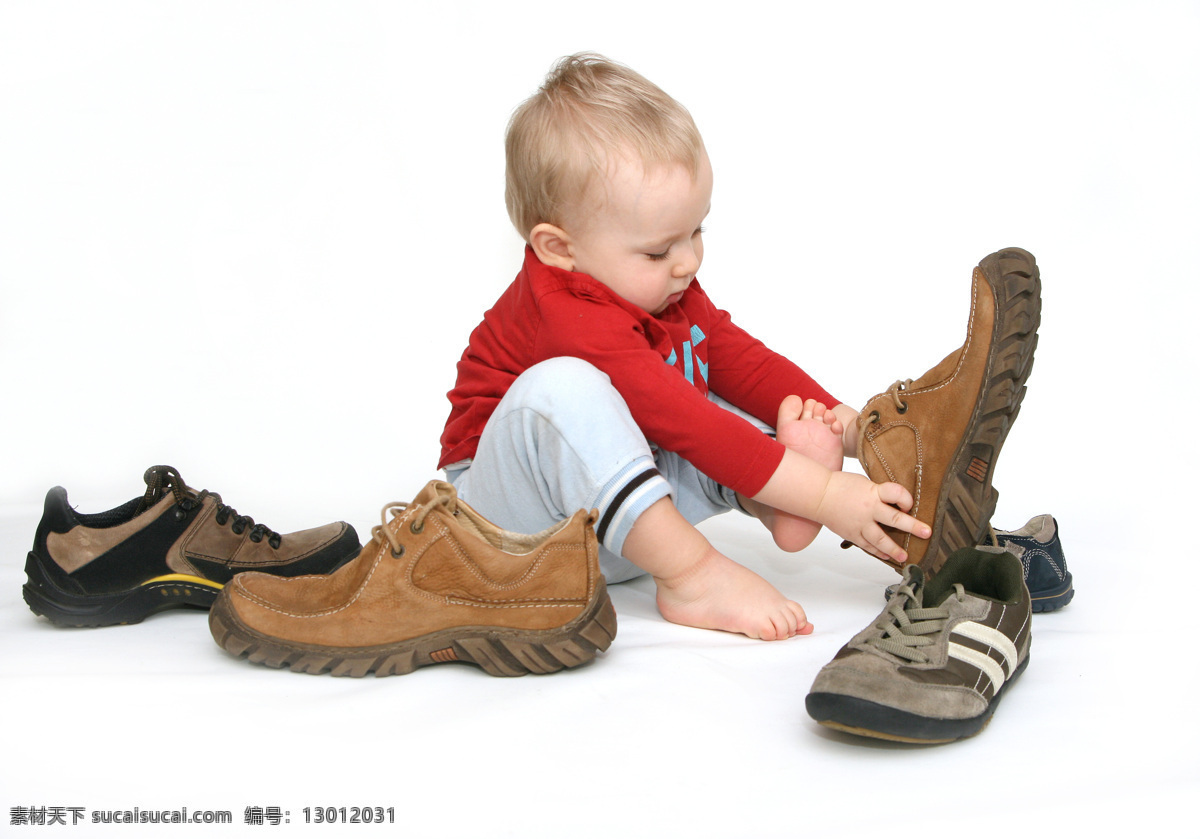 男士 休闲鞋 宝宝 男鞋 鞋子 运动鞋 时尚 展示 儿童幼儿 穿鞋子的宝宝 珠宝服饰 生活百科 白色