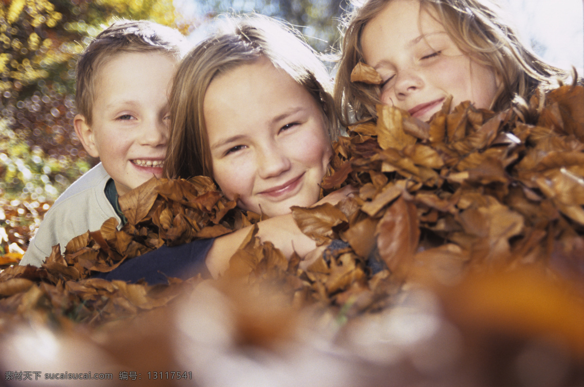 野外 玩耍 儿童 儿童摄影 树叶 叶子 男孩 女孩 人物 人物素材 人物摄影 人物图片 生活人物