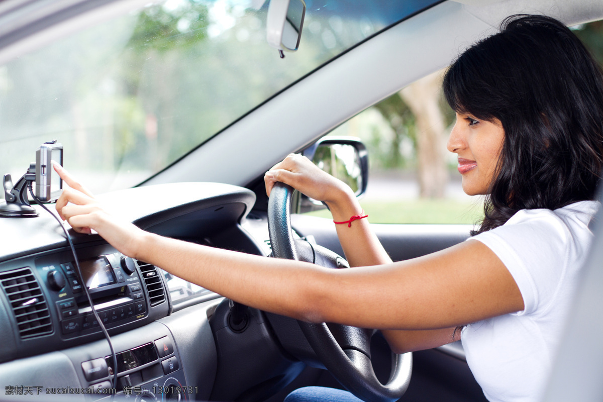 开车 女孩 导航 智能手机 gps导航仪 汽车 方向盘 设计素材 其他类别 现代科技