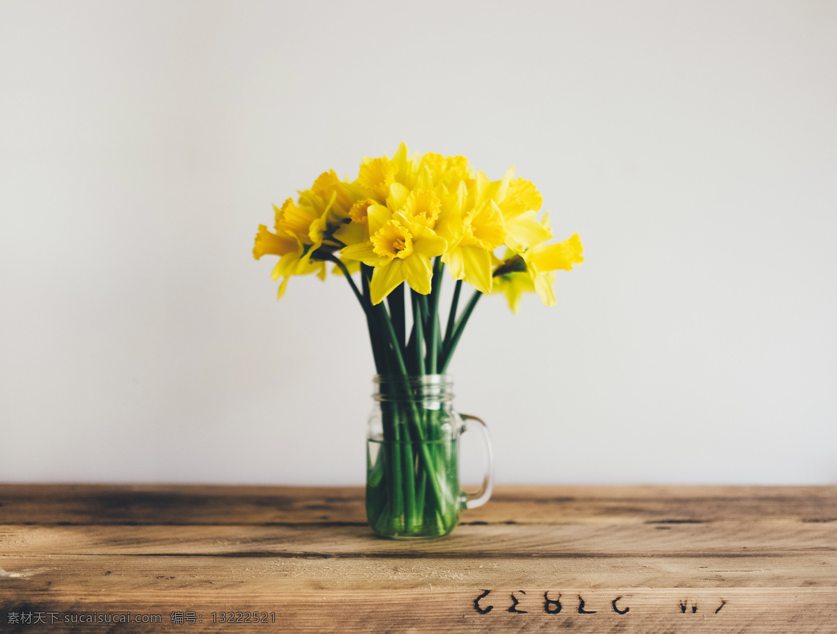 木桌上的鲜花 木桌 桌子 鲜花 花朵 黄色的花朵 生物世界 花草