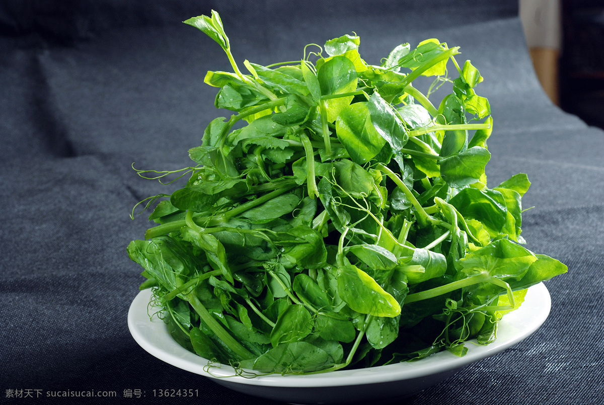 涮豌豆尖 豌豆 素菜 涮菜 蔬菜 火锅菜 涮火锅 豌豆头 火锅配菜 火锅蔬菜 蔬菜装盘 火锅食材 豌豆叶 豌豆苗 豌豆菜 餐饮美食 传统美食