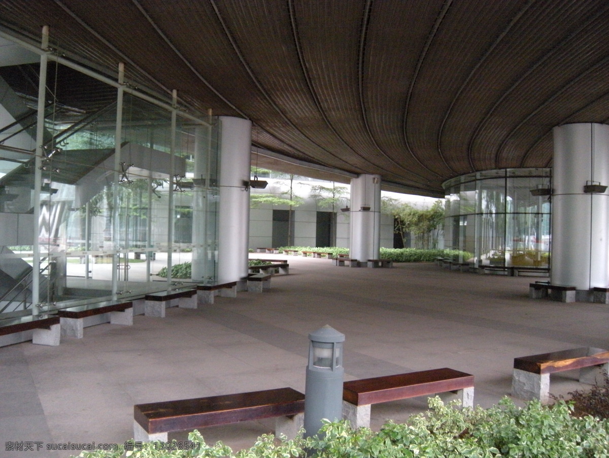 地面 花草 建筑 建筑园林 楼梯 日光 摄影图库 幽雅 展馆 游客 歇息 区域 室内 歇息区域 玻璃屏风 石櫈 树木 大石柱 射灯灯饰 灭蚊灯 楼顶 室内摄影 装饰素材 灯饰素材