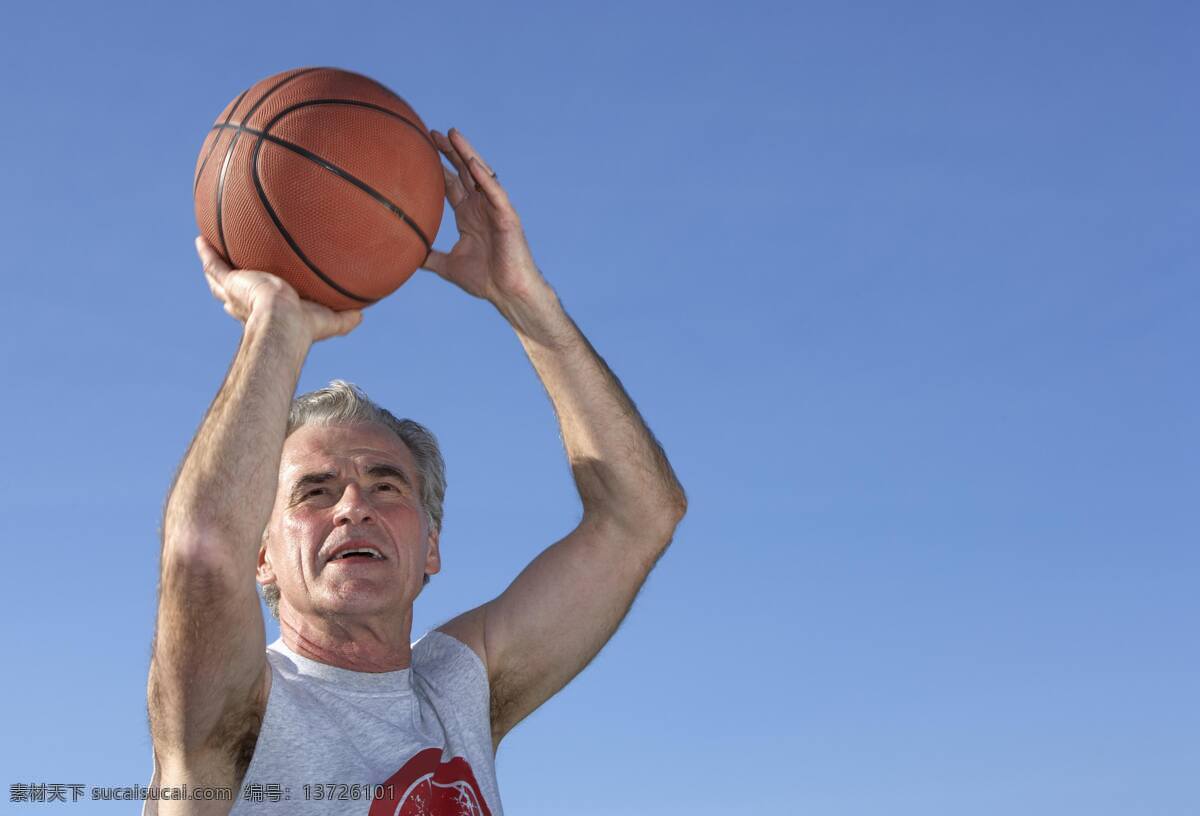篮球 老人 设计素材 高清jpg 意气风发 运动的老人 健康 硬朗的老人 微笑的老人 老人的生活 锻炼身体 打篮球 投篮的姿势 老人图片 人物图片