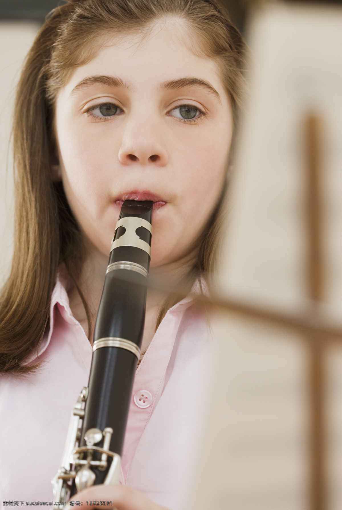吹奏 音乐 女孩 乐器 声乐 管弦乐 儿童 幼儿 孩子 学生 教育 国外孩子 国外儿童 儿童图片 人物图片
