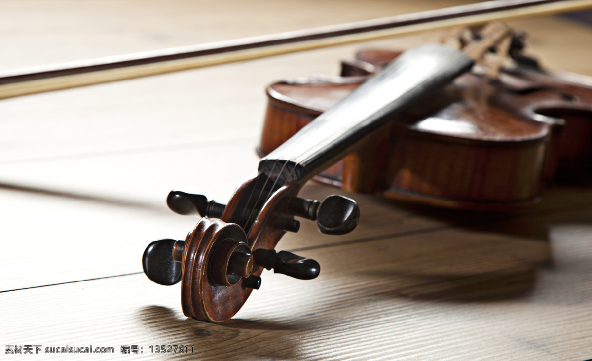 地板 上 小提琴 音器 影音娱乐 生活百科