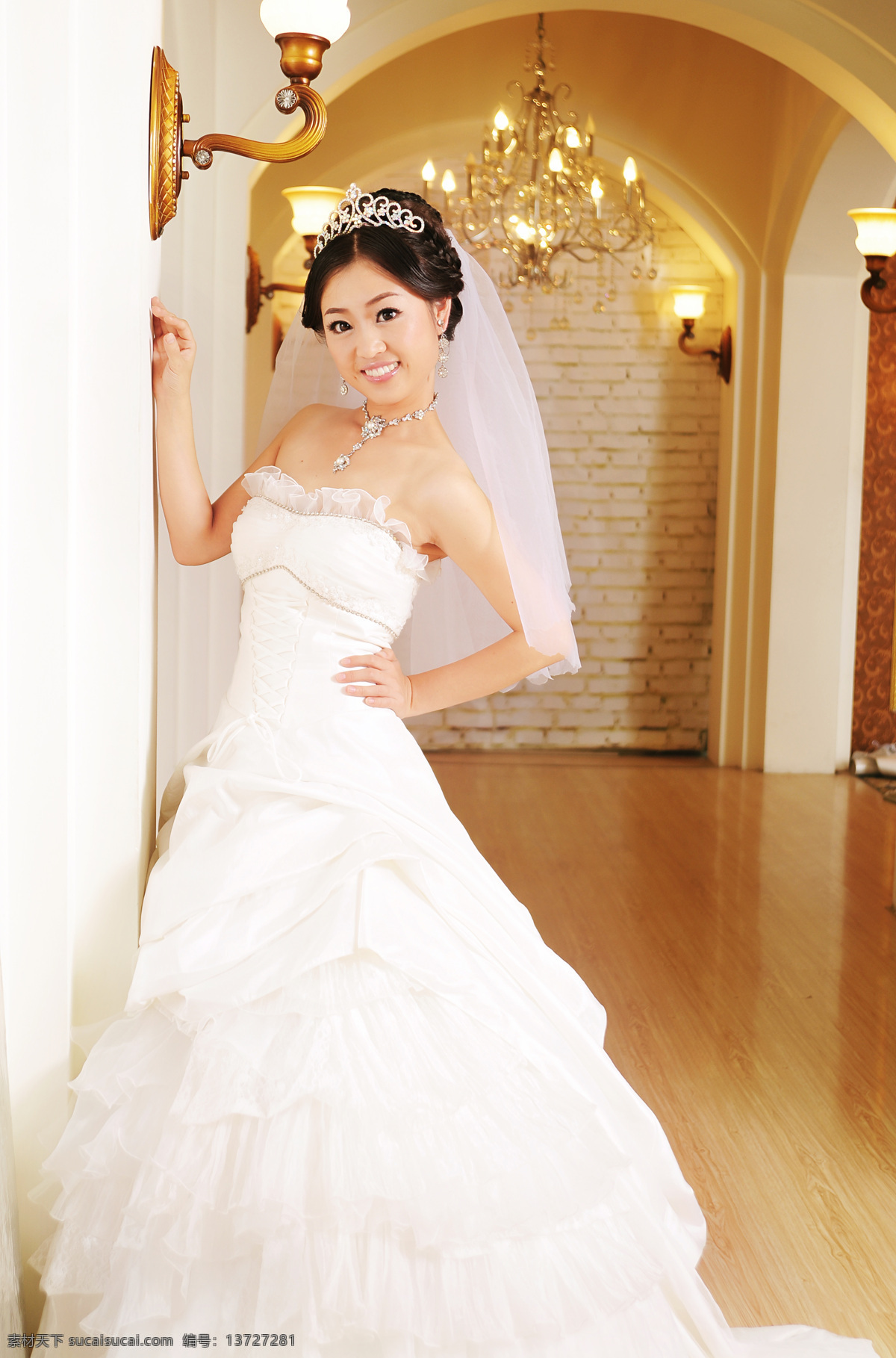 美丽新娘 白色婚纱 水晶灯 礼堂 微笑 幸福新娘 人物摄影 人物图库